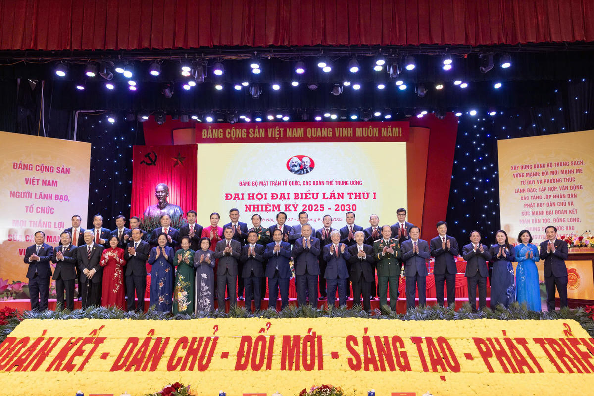 Tổng Bí thư Tô Lâm chụp ảnh lưu niệm cùng các đại biểu tham dự Đại hội. Ảnh: Quang Vinh.