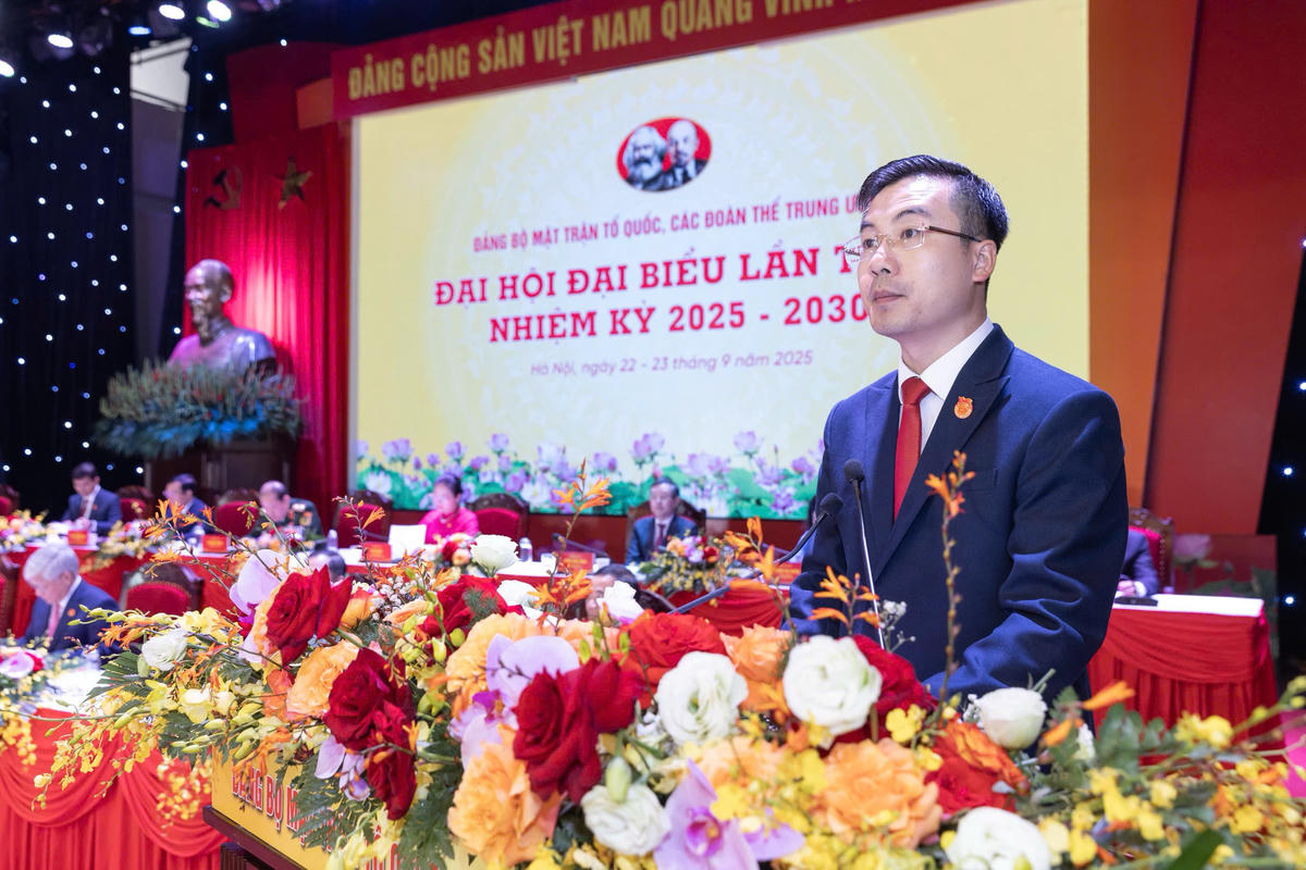 Thay mặt Đoàn Thư ký Đại hội, đồng chí Nguyễn Nhất Linh, Bí thư Đoàn thanh niên MTTQ, các đoàn thể Trung ương trình bày dự thảo Nghị quyết trình bày dự thảo Nghị quyết Đại hội đại biểu Đảng bộ MTTQ, các đoàn thể Trung ương lần thứ I, nhiệm kỳ 2025 – 2030. Ảnh: Quang Vinh.