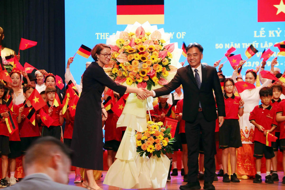 Lãnh đạo UBND TP Hồ Chí Minh và Tổng Lãnh sự Đức tại thành phố tham dư lễ kỷ niệm. Ảnh: TL