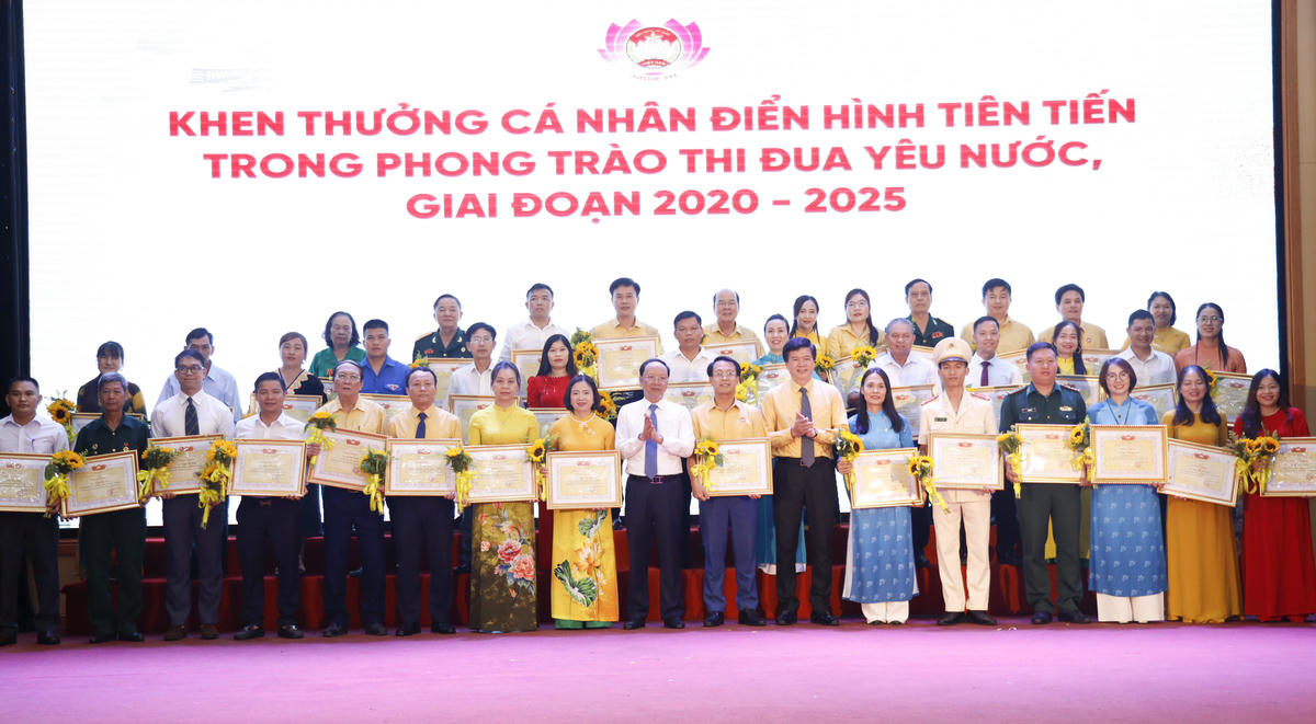 Tại Hội nghị, 145 cá nhân được Uỷ ban MTTQ tỉnh Nghệ An tặng Bằng khen vì có thành tích xuất sắc trong phong trào thi đua yêu nước giai đoạn 2020 - 2025. Ảnh: Điền Bắc