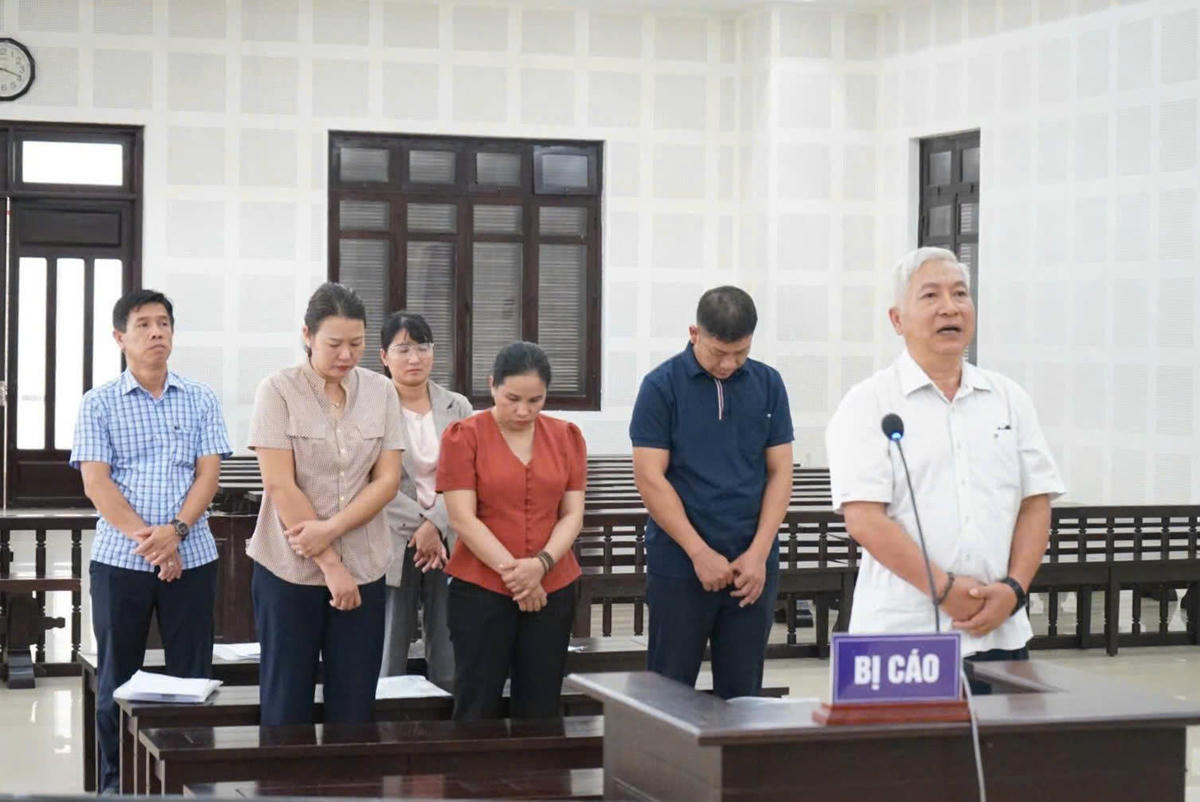 Trương Hoàn Lạc cùng các bị cáo trước tòa. Ảnh: Nguyễn Tú.