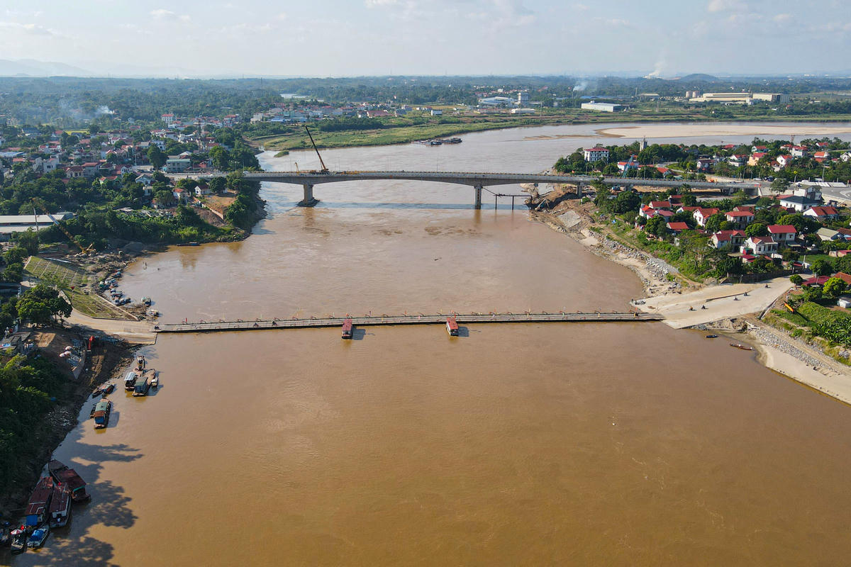 Trước đó vào tháng 9/2024, cầu Phong Châu cũ bị sập, khiến hai nhịp cầu rơi xuống sông Hồng. Sự việc khiến 10 xe rơi xuống sông, 8 người mất tích. Trong quá trình chờ cầu mới thông xe, mỗi ngày người dân di chuyển qua cầu phao do Lữ đoàn Công binh 249, Binh chủng Công binh vận hành. Sau một năm đưa vào sử dụng, khoảng 5 triệu lượt người và phương tiện đã di chuyển qua cầu phao.