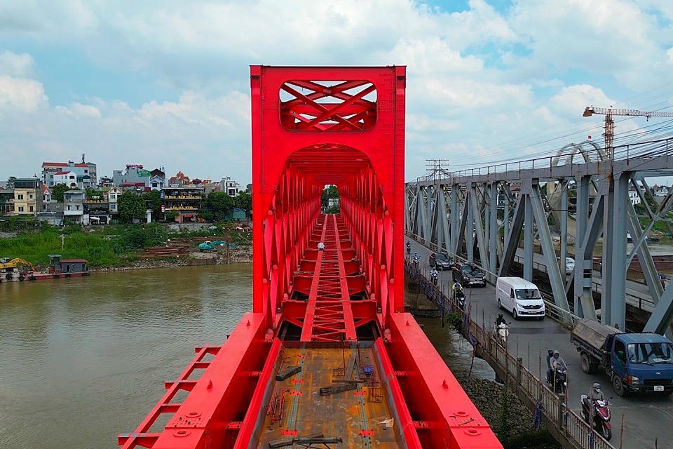 Đối với cầu đường sắt, nhà thầu đã lao lắp xong 2 dầm chính và tạm ngừng thi công từ tháng 5 đến hết tháng 10 để đảm bảo quy định về Luật Đê điều trong mùa mưa bão. Do đó, các dầm phụ sẽ được thực hiện từ tháng 11.