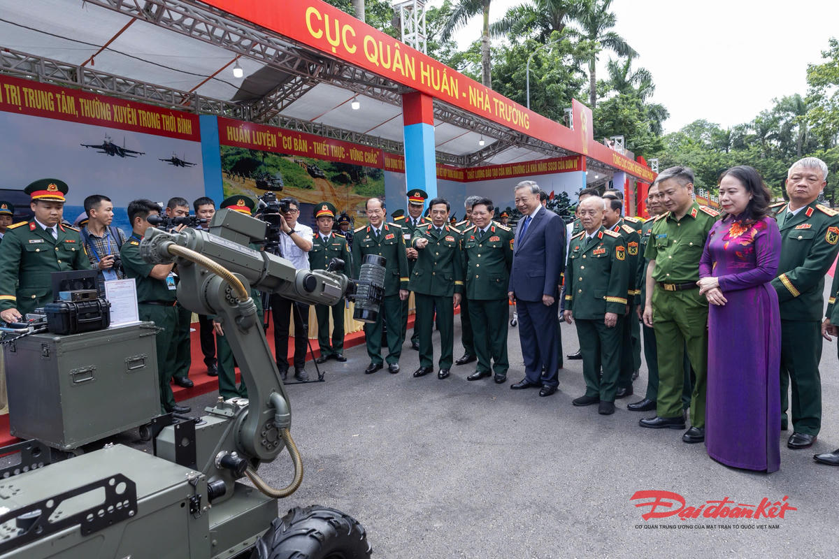 Tổng Bí thư Tô Lâm thăm các gian trưng bày sản phẩm do Quân đội nhân dân Việt Nam sản xuất. Ảnh: Quang Vinh.