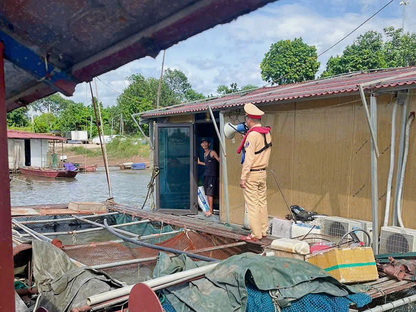 Lực lượng CSGT Hà Nội tuyên truyền, hỗ trợ neo đậu an toàn, yêu cầu người dân không ở lại trên phương tiện khi bão đổ bộ.