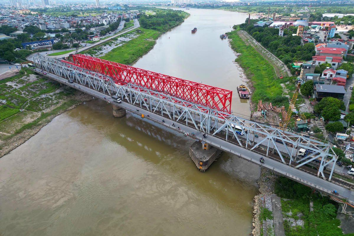 Cầu đường sắt và đường dẫn dài 1km theo lý trình đường sắt hiện hữu, cách cầu Đuống cũ về phía thượng lưu khoảng 16,5m.