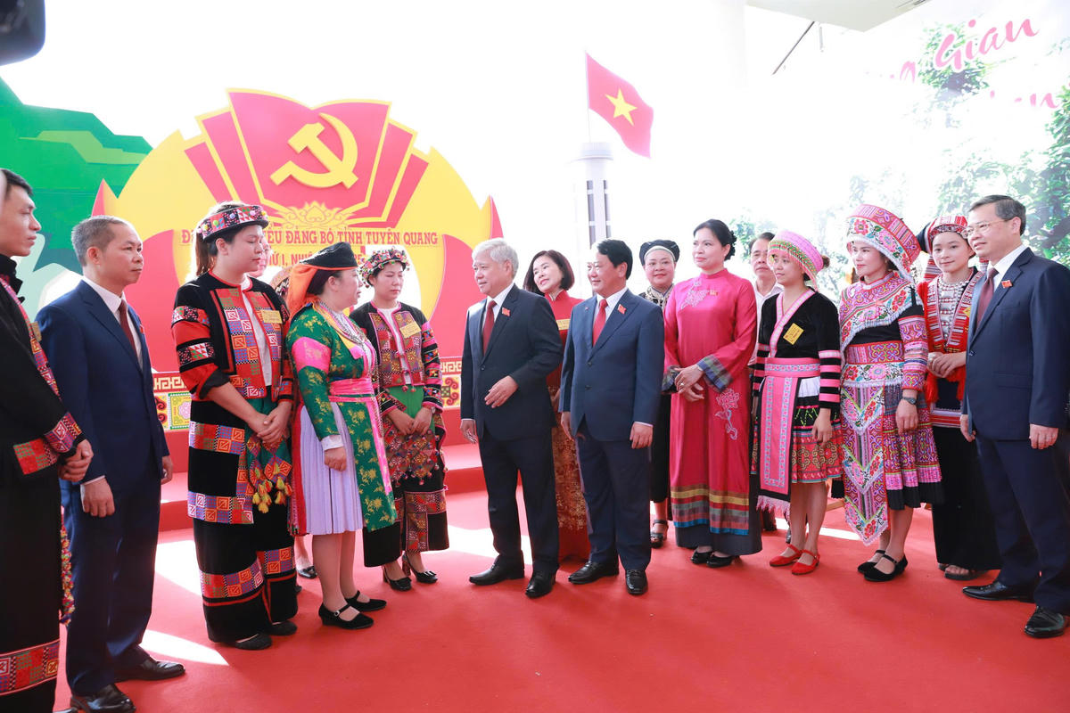 Chủ tịch Đỗ Văn Chiến nói chuyện với các đại biểu các dân tộc tỉnh Tuyên Quang tại Đại hội. Ảnh: TTBC.