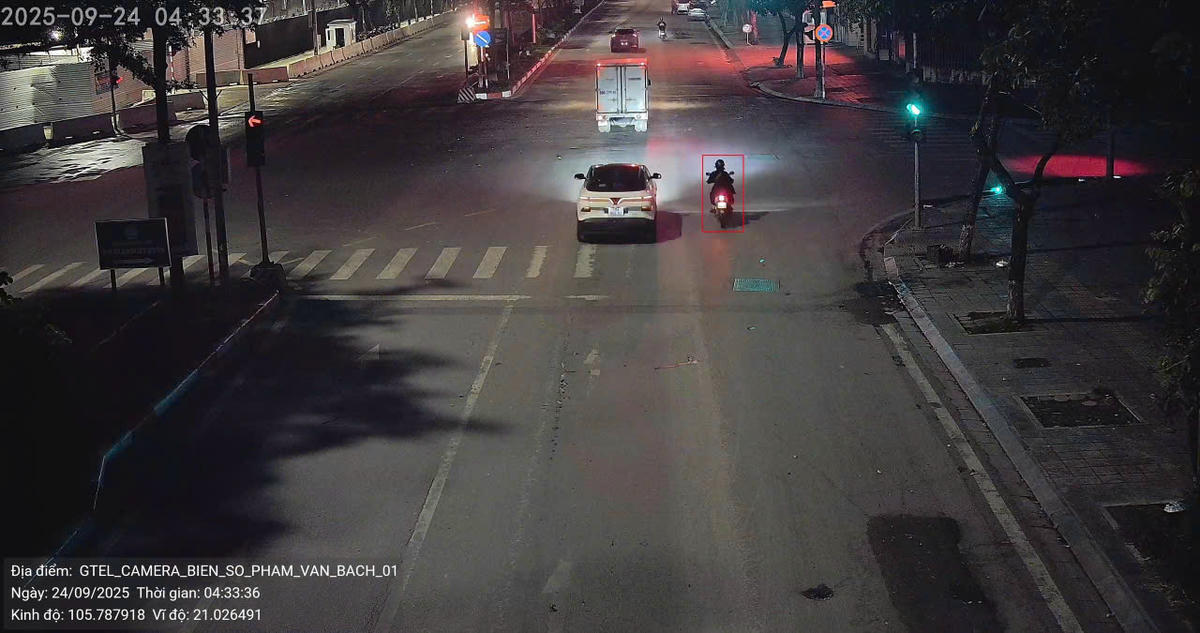 Hình ảnh camera AI phát hiện xe máy không chấp hành hiệu lệnh của đèn tín hiệu tại khu vực ngã tư trên phố Phạm Văn Bạch, Hà Nội. Ảnh: Cục CSGT.