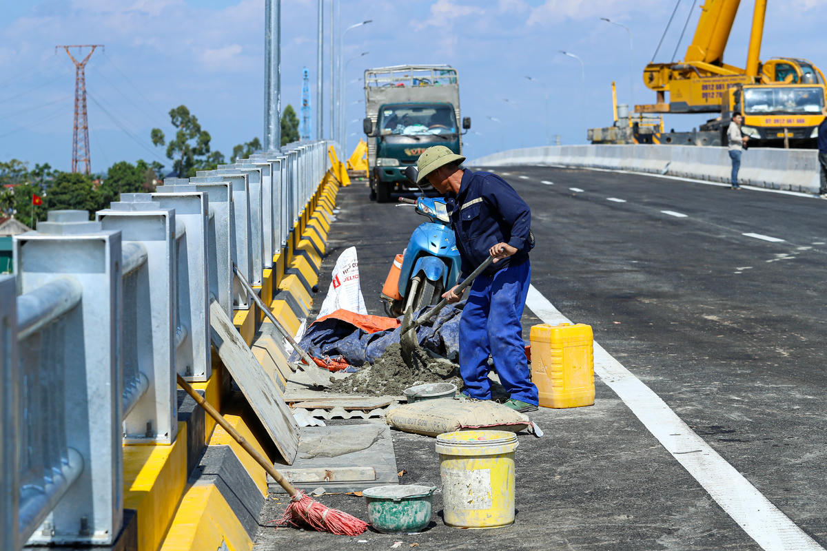 Lan can cầu Phong Châu mới đã hoàn thành.