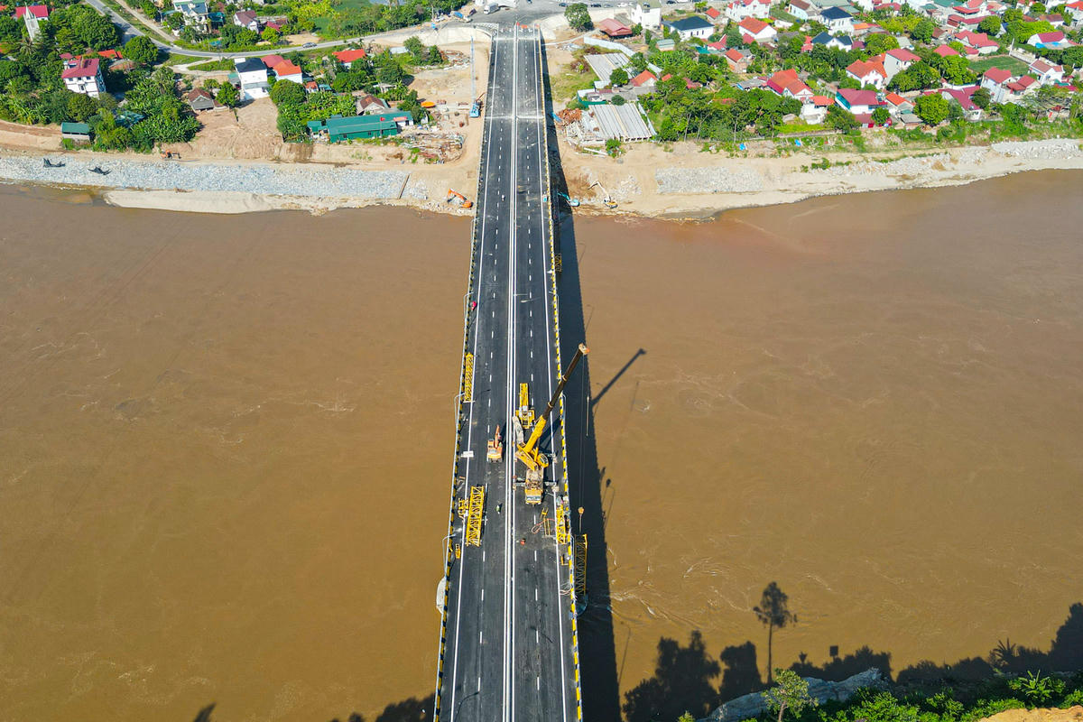 Cầu Phong Châu mới rộng hơn 20 m, chiều dài toàn cầu hơn 380 m, có 4 làn xe cơ giới và 2 làn xe thô sơ.