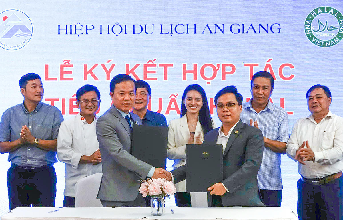 Hiệp hội Du lịch An Giang ký kết hợp tác tiêu chuẩn Halal với công ty TNHH Halal Quốc gia Việt Nam. Ảnh Nguyễn Minh.