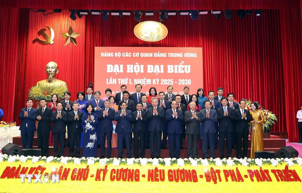Tổng Bí thư Tô Lâm, các đồng chí lãnh đạo, nguyên lãnh đạo Đảng, Nhà nước và các đại biểu dự Đại hội. (Ảnh: Thống Nhất/TTXVN)