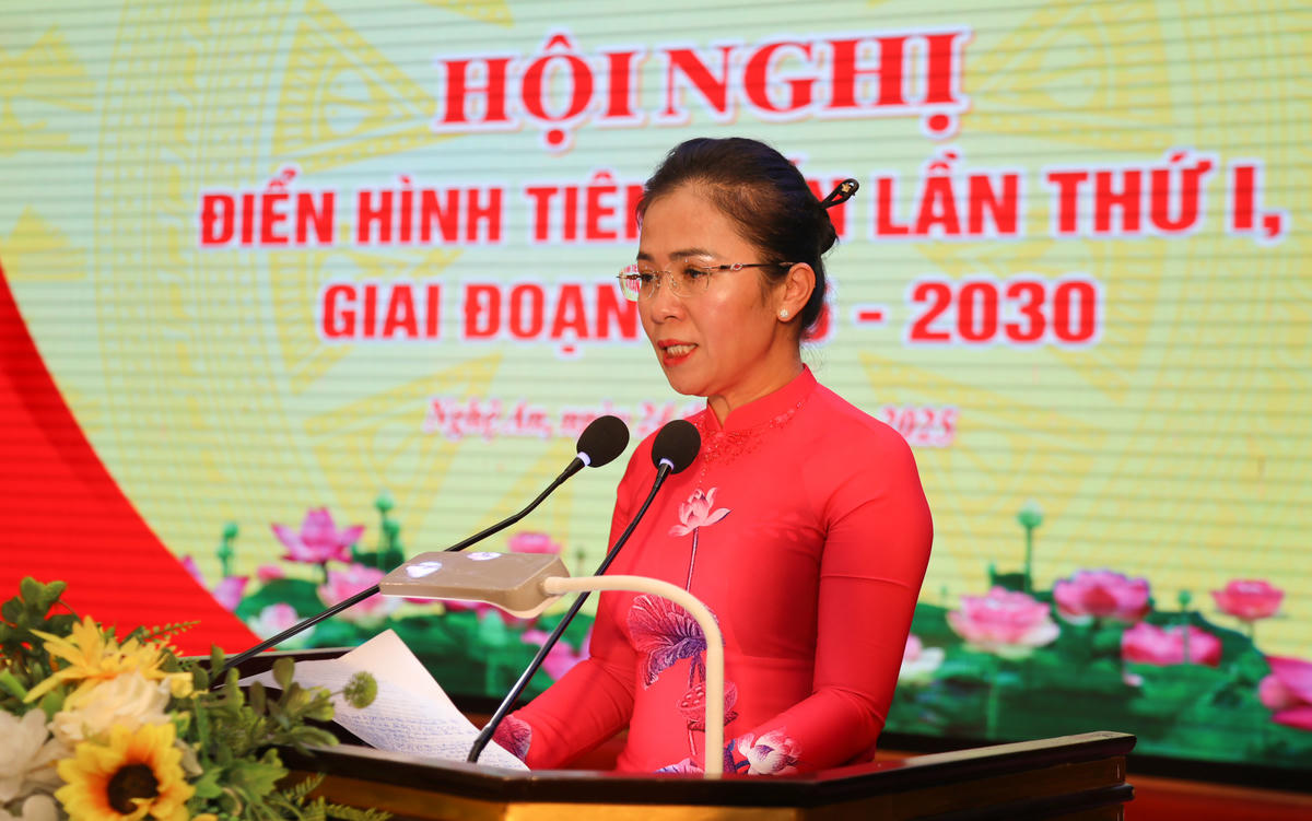 Bà Võ Thị Minh Sinh - Phó Bí thư Tỉnh ủy, Chủ tịch Ủy ban MTTQ tỉnh Nghệ An phát biểu chỉ đạo tại Hội nghị. Ảnh: Điền Bắc