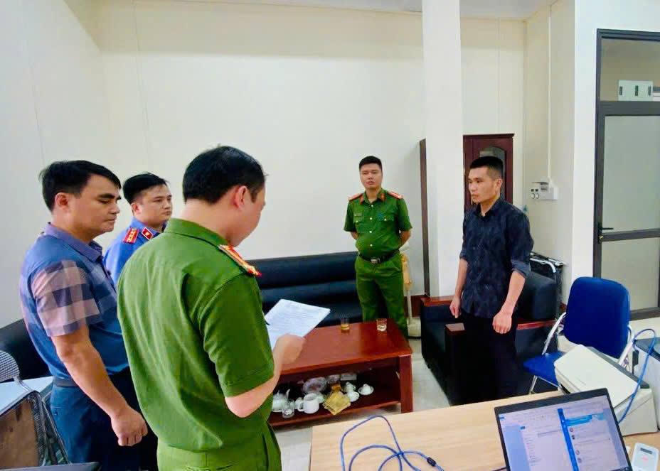 Cơ quan điều tra đọc lệnh bắt Vi Văn Ngọt. Ảnh: Trần Nam