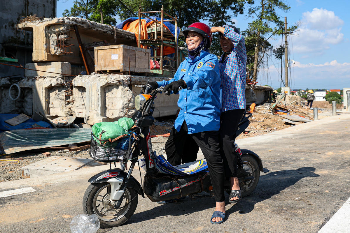 "Hai bên bờ sông, người dân đang háo hức, phấn khởi chờ đón ngày khánh thành cầu, còn những người trực tiếp tham gia thi công cũng vô cùng xúc động. Là lực lượng gắn bó với công trình từ những ngày đầu, chúng tôi cảm thấy vinh dự và tự hào khi được góp phần xây dựng cầu Phong Châu", Thượng tá Trần Đăng Tuấn chia sẻ.