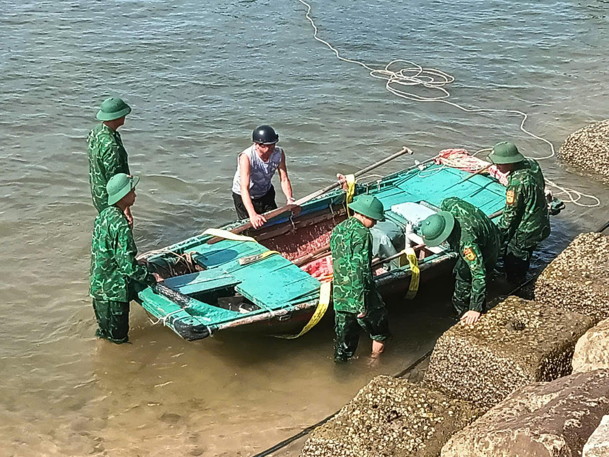 Lực lượng BĐBP cũng phối hợp với địa phương, chủ tàu thông báo cho thuyền trưởng tàu thuyền đang hoạt động trên biển biết, nắm diễn biến của bão. Ảnh: PT.