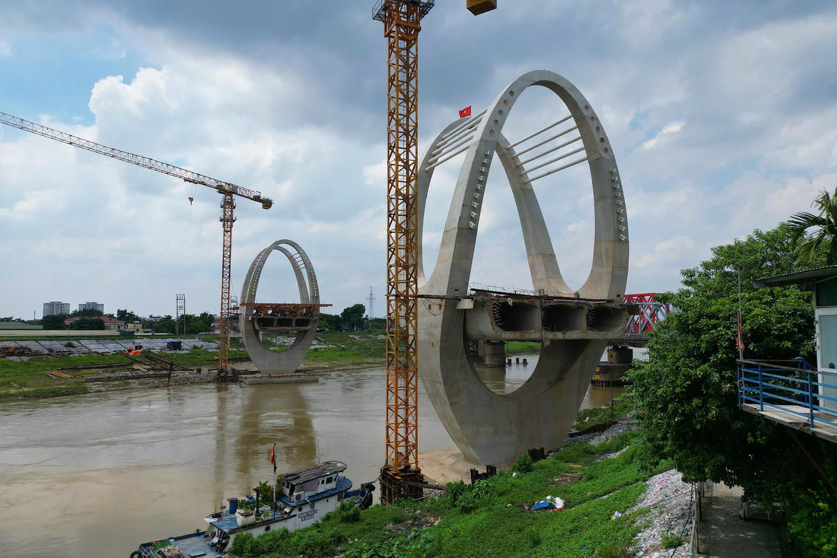 Cầu đường bộ mới có chiều dài 382m, thiết kế kết hợp dạng dây văng với vòm thép, mặt cầu rộng 18,5m, đảm bảo tĩnh không thông thuyền 4,75m.