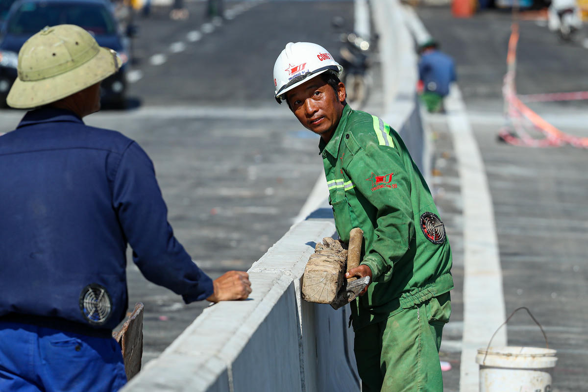 Hình ảnh công nhân thi công hạng mục dải phân cách.