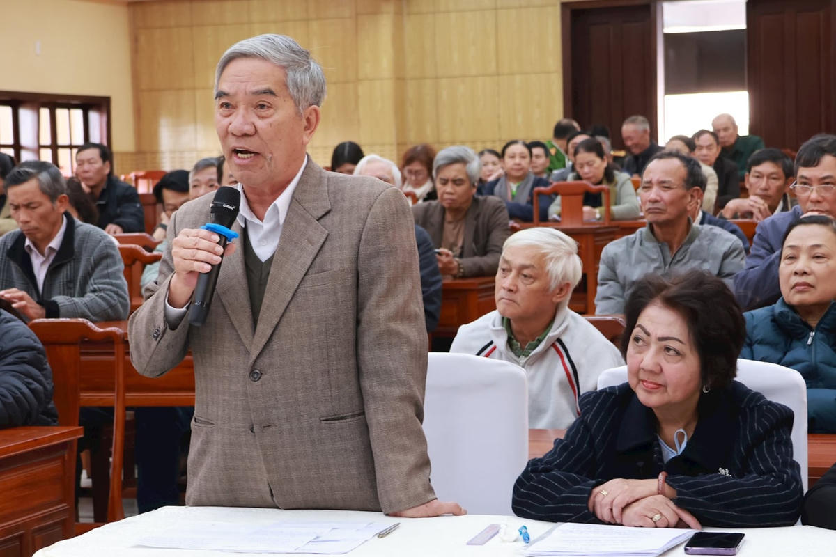 Cử tri phường Xuân Hương - Đà Lạt kiến nghị với Đoàn ĐBQH về lĩnh vực giáo dục tại buổi tiếp xúc cử tri. (Ảnh N.T)