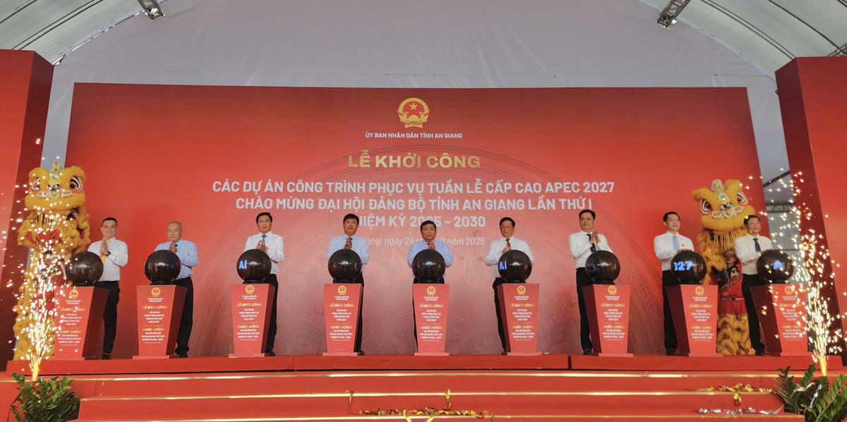 Phó Thủ tướng Chính phủ Nguyễn Chí Dũng và các đại biểu thực hiện nghi thức khởi công. (ảnh: Q.C)