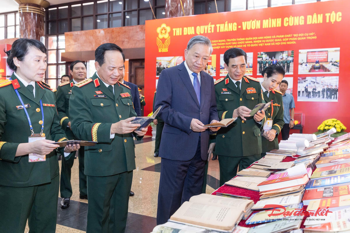    Tổng Bí thư Tô Lâm thăm các gian trưng bày tại Đại hội. Ảnh: Quang Vinh.    