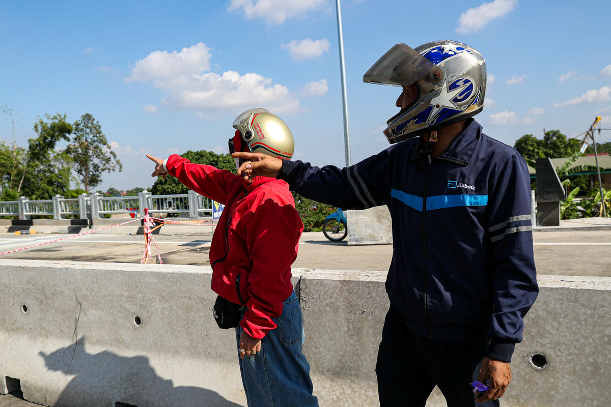 Chỉ tay về phía cầu Phong Châu, anh Nguyễn Xuân Tưởng (ở xã Cẩm Khê) hào hứng chia sẻ với PV Báo Đại đoàn kết: “Cầu Phong Châu có vai trò vô cùng quan trọng, là tuyến đường huyết mạch giúp người dân hai bên bờ đi lại, giao thương. Vì vậy, tôi cũng như bà con nơi đây luôn mong cầu sớm hoàn thành để việc đi lại thuận tiện hơn. Trước kia, cầu phao hoạt động theo giờ và phụ thuộc vào dòng nước, nên nhiều khi tôi phải đi vòng đường khác gần 40 km mới sang được bên kia sông. Nay ra xem cầu mới, thấy công trình được xây dựng thần tốc, lại hiện đại, chất lượng, chúng tôi thật sự rất vui mừng”.