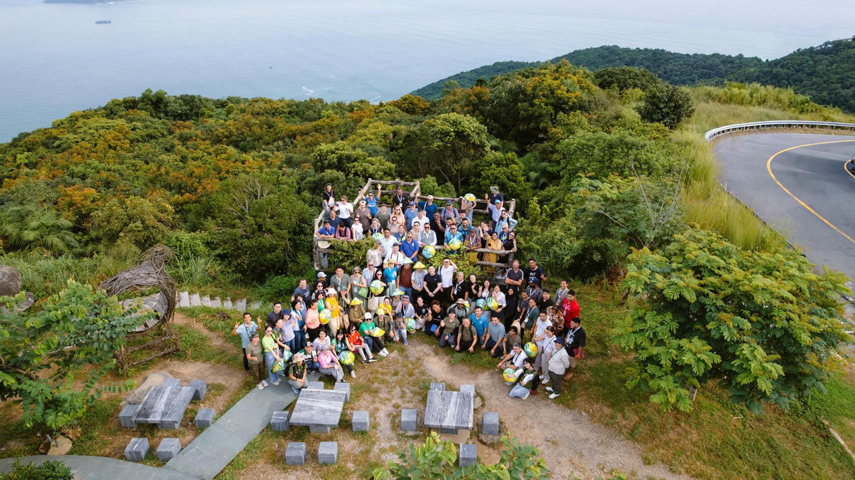 Các đại biểu ấn tượng với cảnh quan thiên nhiên của bán đảo. Ảnh: Phan Minh Hải.