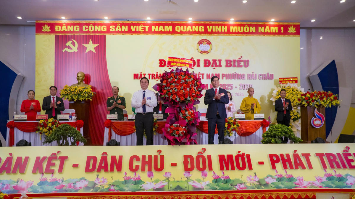 Ông Lê Trí Thanh, Chủ tịch Ủy ban Mặt trạn Tổ quốc Việt Nam TP Đà Nẵng tặng hoa chúc mừng. Ảnh: Ngọc Nhã