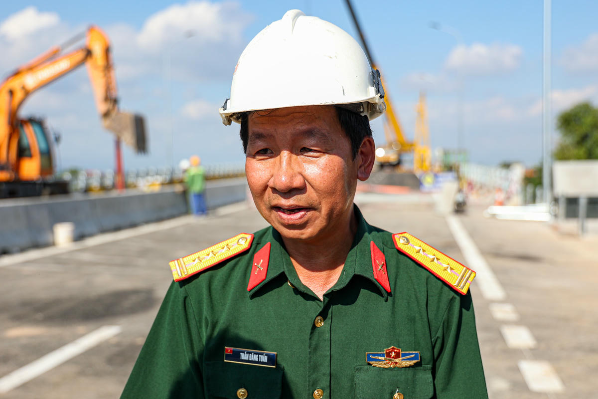 Thượng tá Trần Đăng Tuấn, Chỉ huy công trường dự án cầu Phong Châu, cho biết: “Cầu Phong Châu đã hoàn thành 99,9%, chỉ còn một số công đoạn cuối như căn chỉnh dải phân cách, sơn dặm mặt cầu.