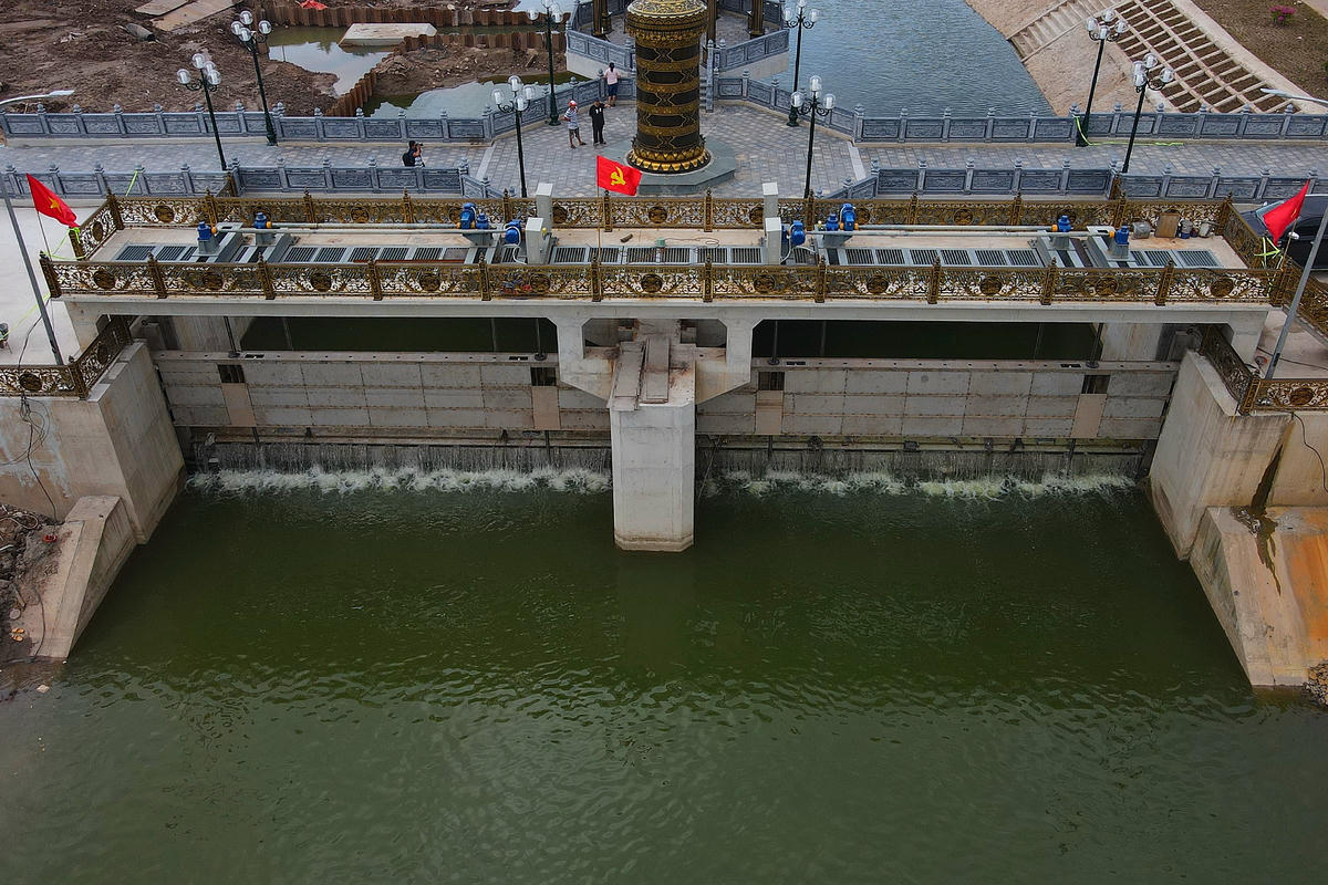 Triển khai xây dựng từ tháng 2, đến nay, đơn vị thi công đã hoàn thành lắp đặt khoảng 1,7km cống hộp bê tông, kích thước 2,5x2,5m, dẫn nước sau xử lý từ nhà máy xử lý nước thải Yên Xá về đập dâng khu vực cầu Quang cùng các hạng mục phụ trợ khác.