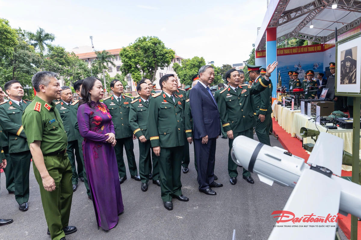   Tổng Bí thư Tô Lâm thăm các gian trưng bày sản phẩm do Quân đội nhân dân Việt Nam sản xuất. Ảnh: Quang Vinh.  