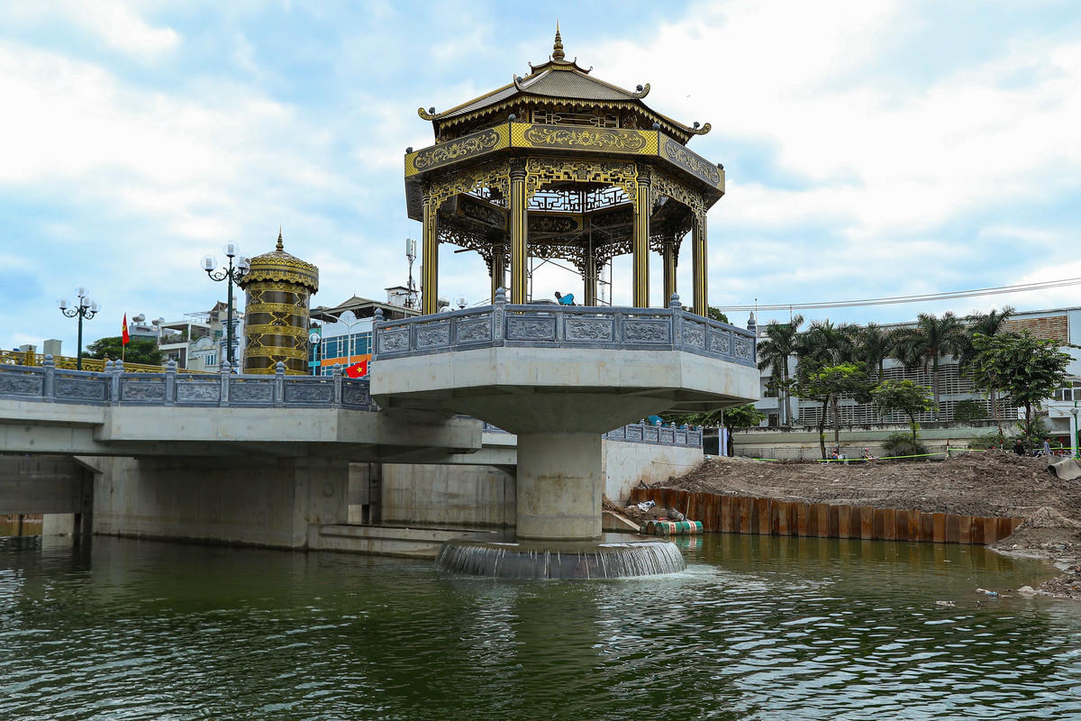 Thời gian tới, sẽ có hai vị trí xây đập dâng tiếp theo trên sông Tô Lịch gồm cầu Cót và cầu Dậu. Hai điểm này cùng đập dâng ở cầu Quang sẽ chia tuyến sông Tô Lịch dài hơn 14 km thành các đoạn ngắn, giúp kiểm soát hiệu quả nguồn nước và giảm tải ô nhiễm.