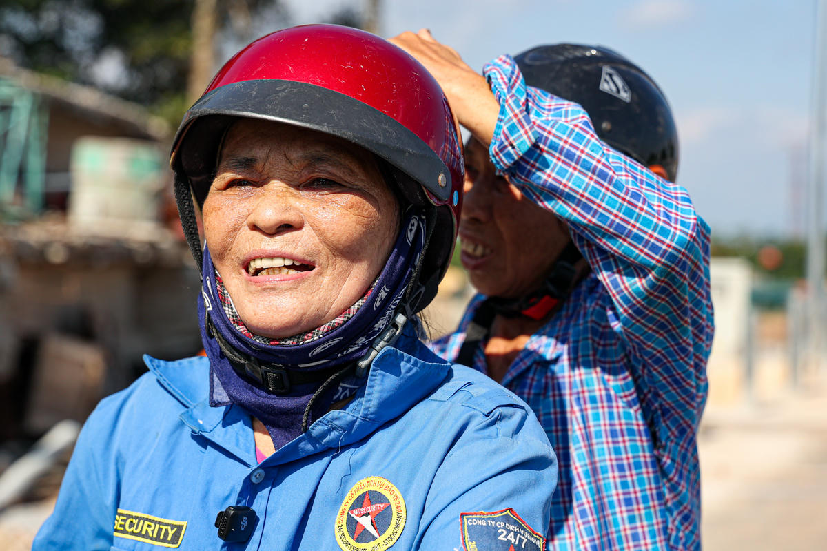 Nhìn ngắm cầu Phong Châu sắp hoàn thành, bà Nguyễn Thị Kiên (70 tuổi trú tại xã Vạn Xuân, Phú Thọ) cho biết: “Trước đây tôi thường xuyên đi qua cầu Phong Châu cũ, nhưng từ khi cầu sập, chúng tôi phải đi đường vòng rất vất vả. Tôi nghĩ, việc xây cầu mới sẽ lâu, nhưng nhờ chủ đầu tư cùng đơn vị thi công nên chưa đầy một năm dự án đã hoàn thành. Bà con chúng tôi thật sự phấn khởi và vui mừng.