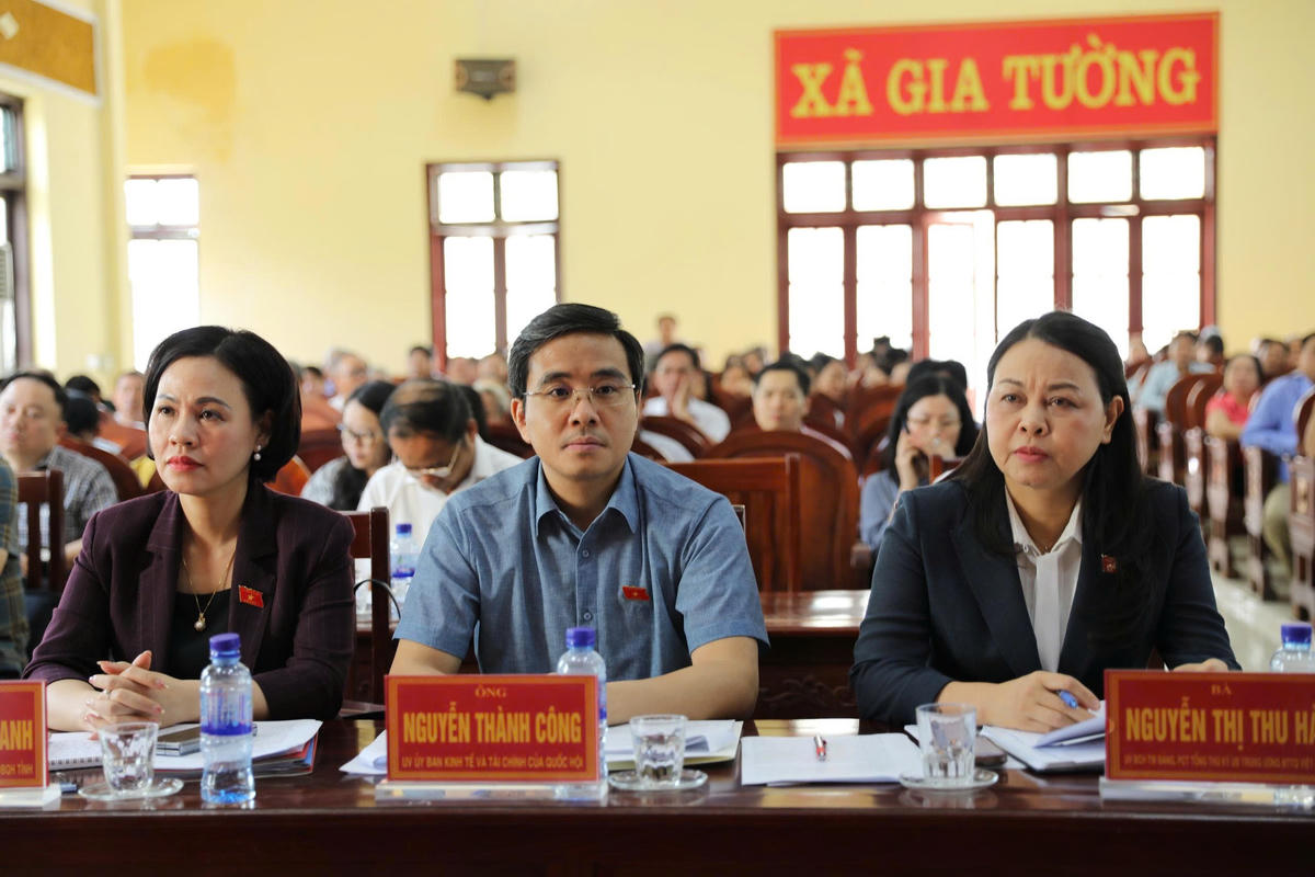 Phó Chủ tịch - Tổng Thư ký UBTƯ MTTQ Việt Nam Nguyễn Thị Thu Hà (ngoài cùng bên phải) tham dự hội nghị tiếp xúc cử tri tại xã Gia Tường. Ảnh: Đình Minh