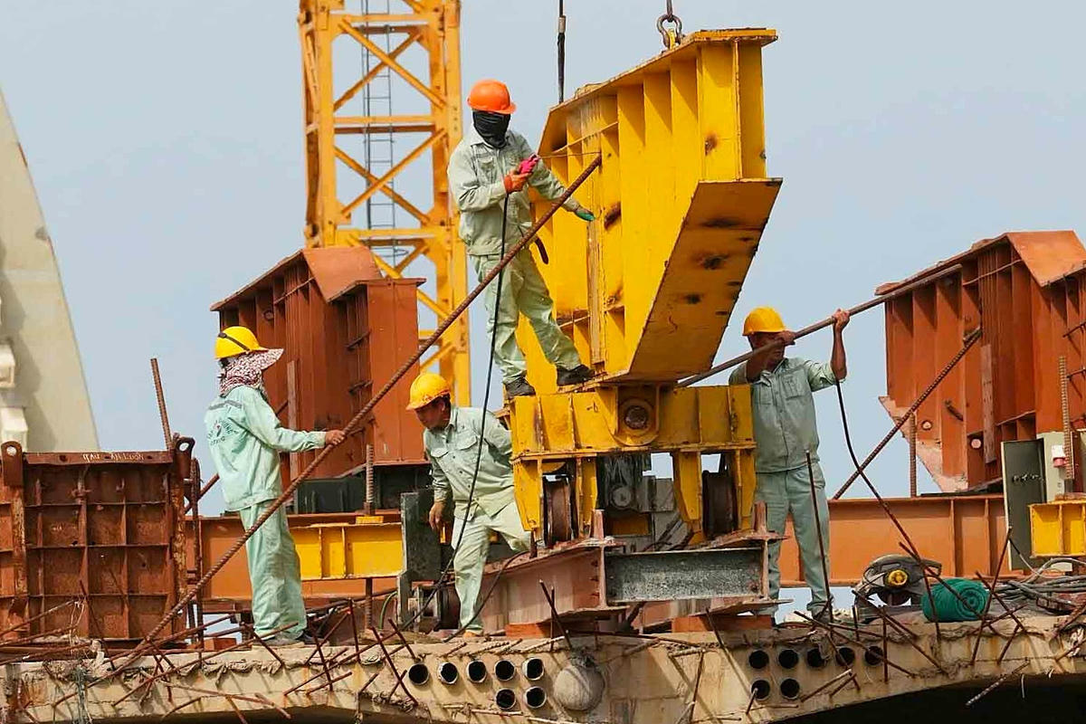 Ông Mai Xuân Tân, Giám đốc Dự án nâng cấp tuyến vận tải thủy sông Đuống (thuộc Ban Quản lý dự án đường sắt) cho biết, hiện cầu đường bộ đang vướng toàn bộ mặt bằng 2 bên đầu cầu thuộc phường Việt Hưng và xã Phù Đổng.