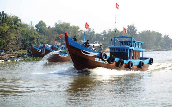 Ngư dân xuất bến vươn khơi đầu năm mới.