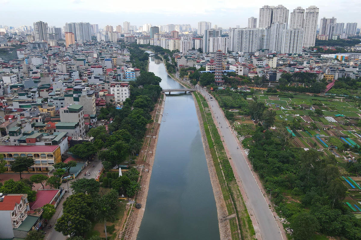 Trước đó đơn vị thi công đã hoàn tất việc thu gom toàn bộ 245 cửa xả trên sông Tô Lịch, đưa về Nhà máy nước thải Yên Xá để xử lý. Hiện công suất nhà máy đạt 200.000 - 230.000 m3/ngày đêm, đủ để xử lý toàn bộ lượng nước thải dọc tuyến sông.