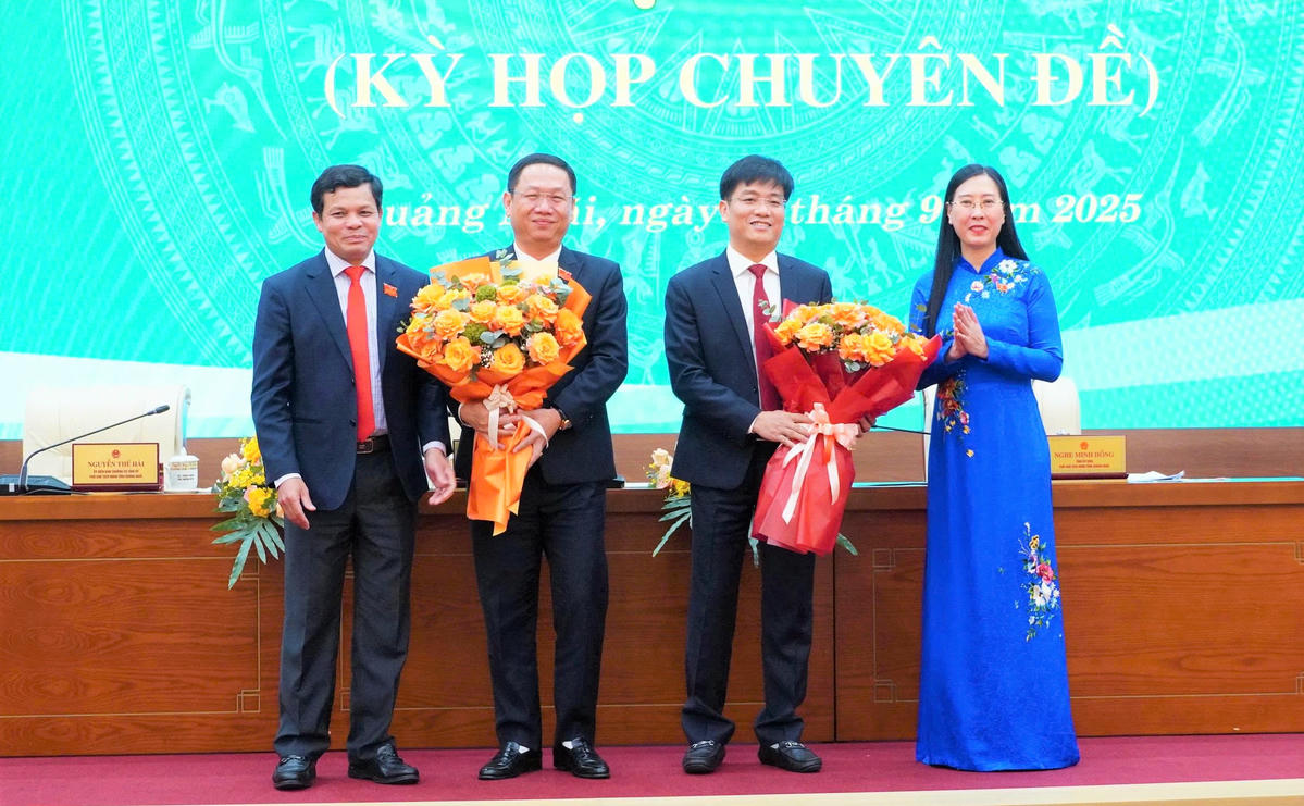 Lãnh đạo tỉnh Quảng Ngãi tặng hoa chúc mừng 2 tân Phó Chủ tịch UBND tỉnh ông Đỗ Tâm Hiển và ông Nguyễn Công Hoàng. Ảnh: CV.