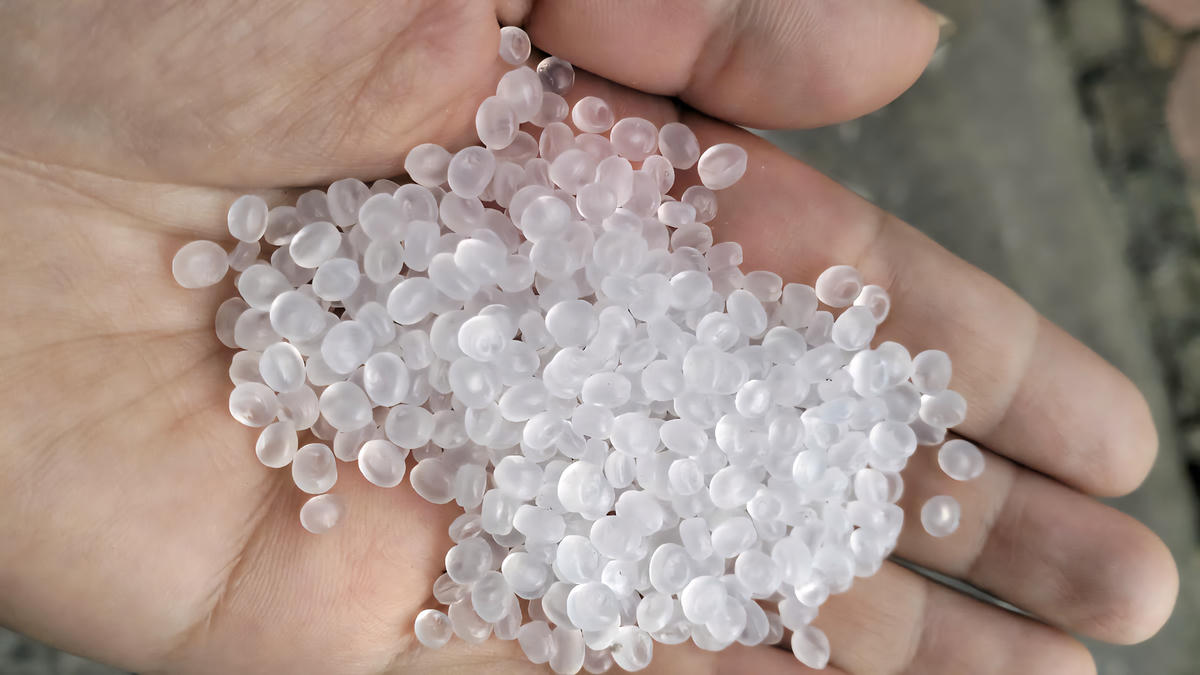 Hạt nhựa tái chế để sản xuất bao bì. 	Ảnh: N.A