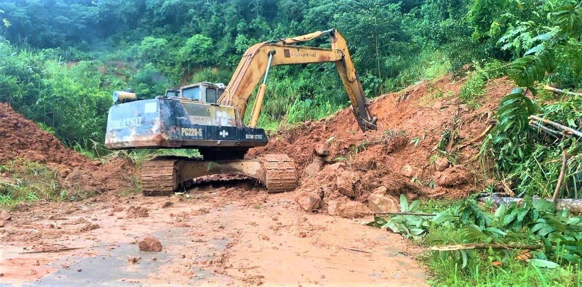 Lực lượng chức khắc phục sạt lở trên tỉnh lộ 624. Ảnh: CV.