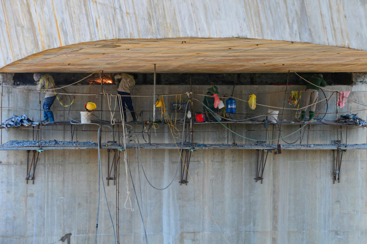 Phía dưới gầm cầu, các đơn vị thi công đang lắp đặt hệ thống thoát nước.