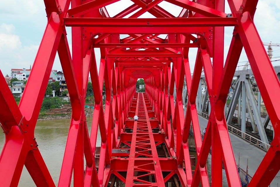 Cầu đường sắt có 6 nhịp dầm thép và dàn thép dài 280m, được xây dựng đảm bảo cho đường sắt khổ lồng 1.000mm và 1.435mm; tốc độ thiết kế 80km/h. Khổ giới hạn thông thuyền được phân kỳ đầu tư với tĩnh không thông thuyền 7m, giai đoạn hoàn thiện 9,5m. 