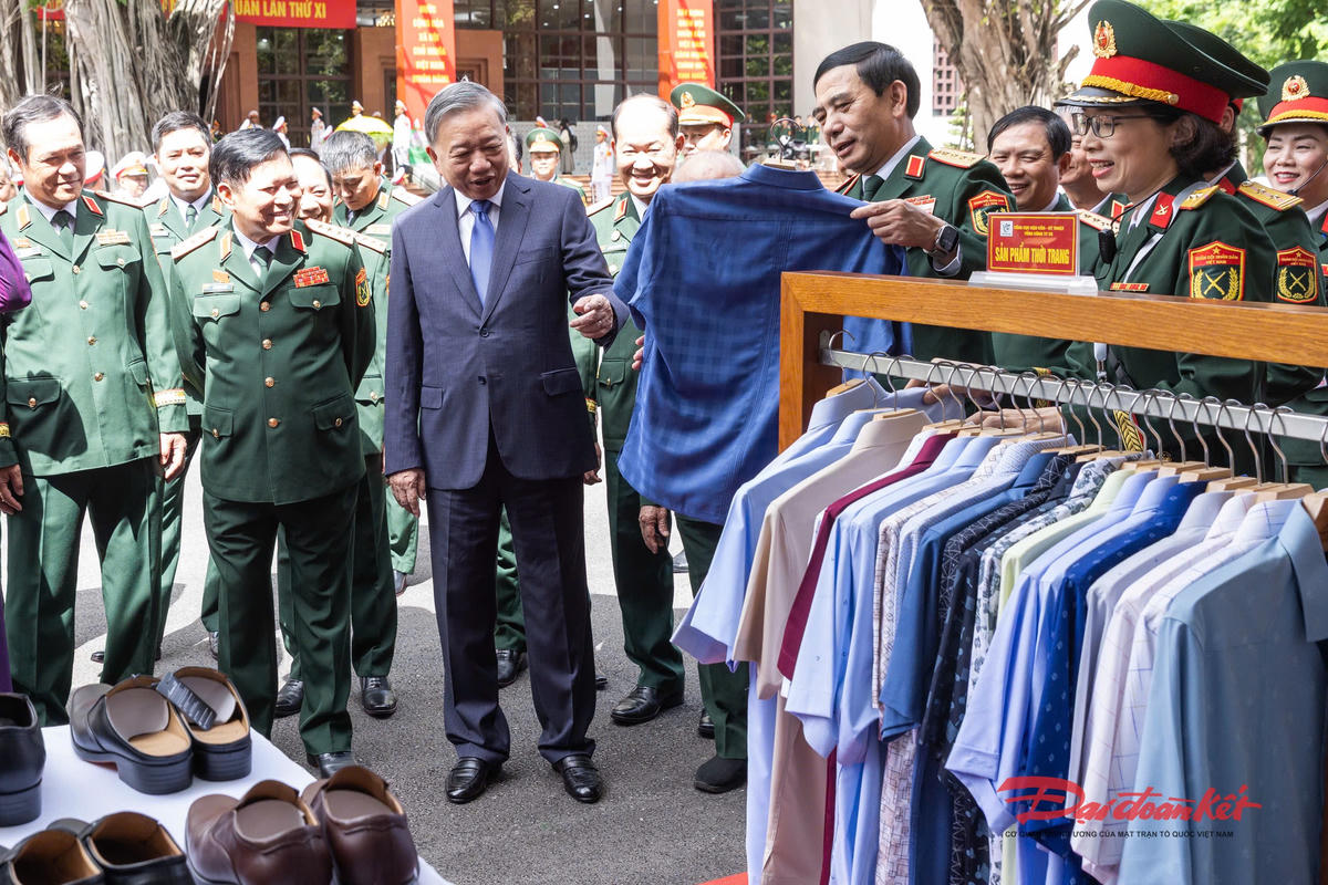     Tổng Bí thư Tô Lâm thăm các gian trưng bày sản phẩm do Quân đội nhân dân Việt Nam sản xuất. Ảnh: Quang Vinh.  