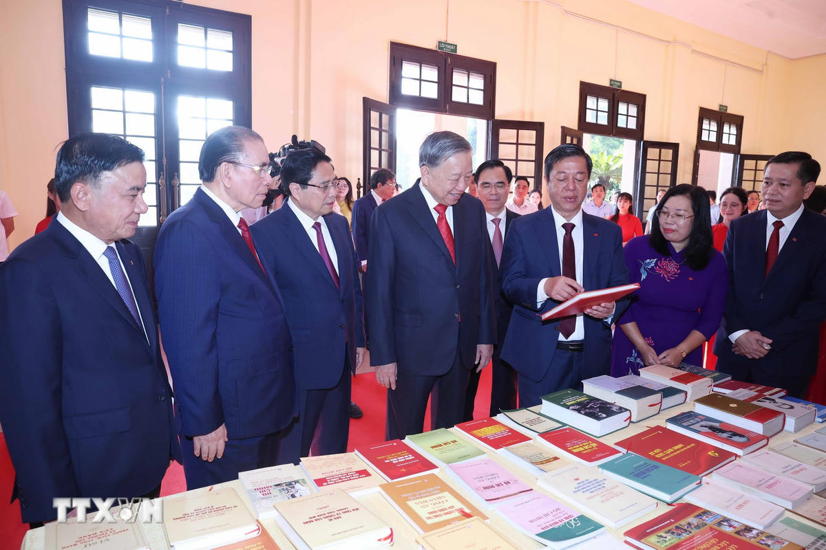 Tổng Bí thư Tô Lâm và các đồng chí lãnh đạo, nguyên lãnh đạo Đảng, Nhà nước xem trưng bày sách tại Đại hội. (Ảnh: Thống Nhất/TTXVN)