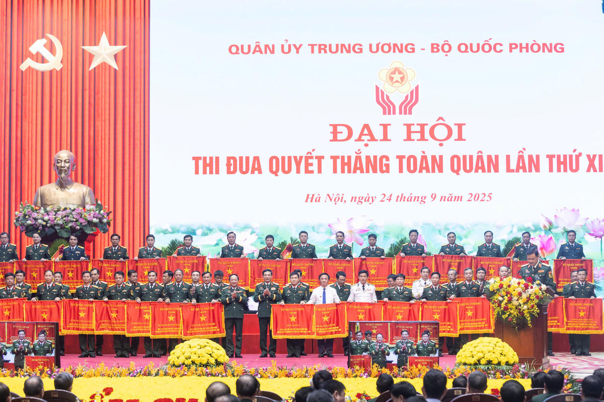 Lãnh đạo Bộ Quốc phòng khen thưởng các đơn vị xuất sắc tiêu biểu trong phong trào Thi đua Quyết thắng toàn quân giai đoạn 2020-2025. Ảnh: Quang Vinh.