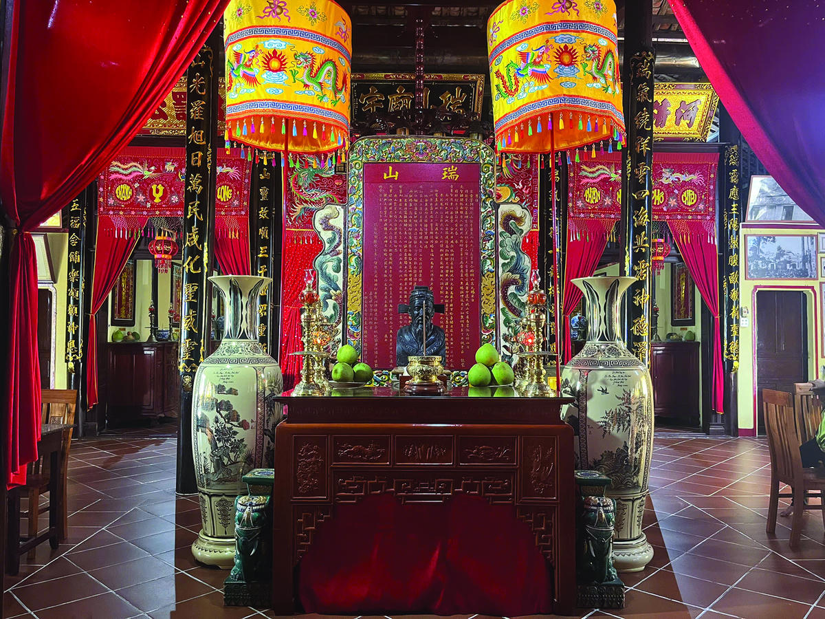 Bàn thờ Thoại Ngọc Hầu và Bia Thoại Sơn bên trong đình. Ảnh: Thanh Tiến