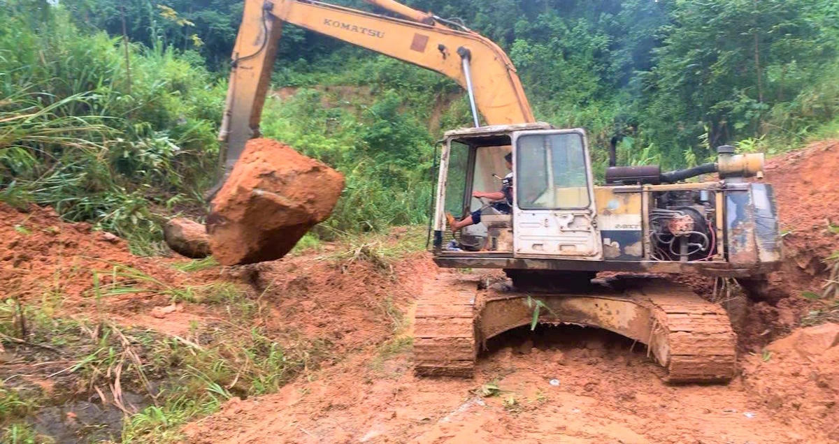 Khối lượng đất, đá và cây ngã đổ trên đường tỉnh lộ 624. Ảnh: CV.