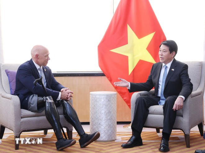 Chủ tịch nước Lương Cường tiếp Hạ Nghị sỹ Brian Mast, Chủ tịch Uỷ ban Đối ngoại Hạ viện Hoa Kỳ. (Ảnh: Lâm Khánh/TTXVN).