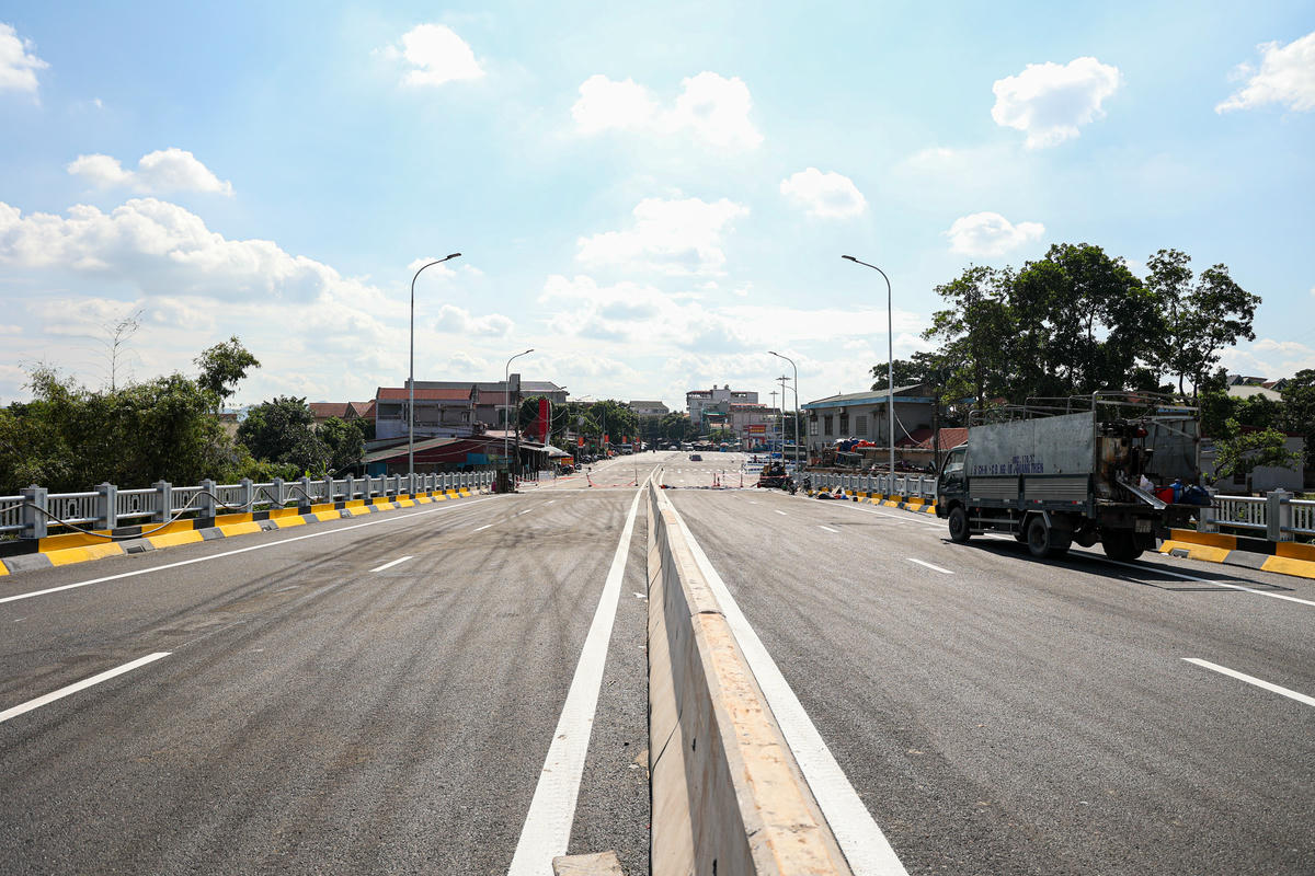 Cầu Phong Châu mới nằm trên quốc lộ 32C, nối các tỉnh Phú Thọ với Lào Cai, Sơn La.