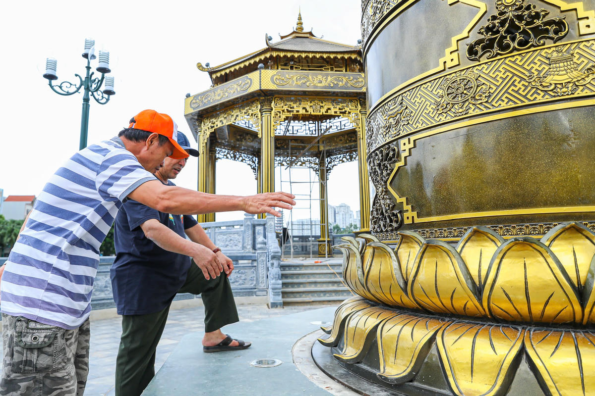 Người dân tò mò về hoạt động của "van điều tiết" được xây dựng trong đập dâng.